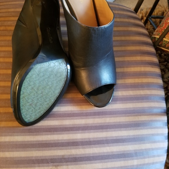 Shoe - Picture 1 of 3